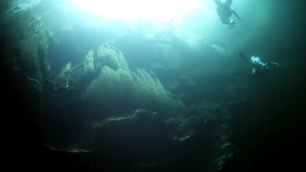 Buceo en cuevas submarinas de Yucatán México cenotes. — Vídeo de stock