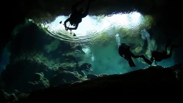 Buceo de cuevas bajo el agua en Yucatán México cenotes. — Vídeo de stock