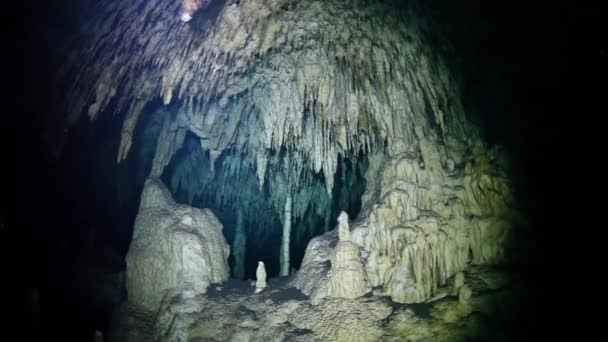 Cuevas submarinas de Yucatán México cenotes. — Vídeo de stock