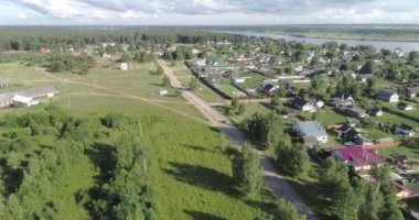 Büyüleyici manzara manzaralı yeşil otlaklarla çevrili nehir üzerinde evleri ve bahçeleri olan Village 'ın inanılmaz video görüntüleri. Açık hava iklimi kavramı.