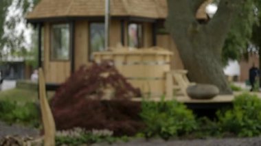 Bahar festivali RHS Malvern Hills 'de ağacın yanındaki ev..