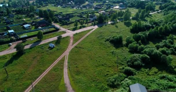 Panorama de vídeo aéreo drone de rural com casas e jardins em um rio cercado por céu de fundo e nuvens com vistas deslumbrantes da paisagem cinematográfica. Conceito clima natureza exterior. — Vídeo de Stock