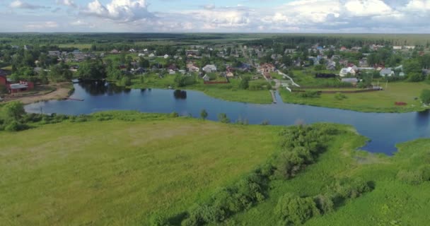 Prachtig panorama van het gehucht met huizen en tuinen aan een rivier omgeven door dicht groen bos met prachtig uitzicht op het landschap. Concept klimaat buiten natuur. — Stockvideo