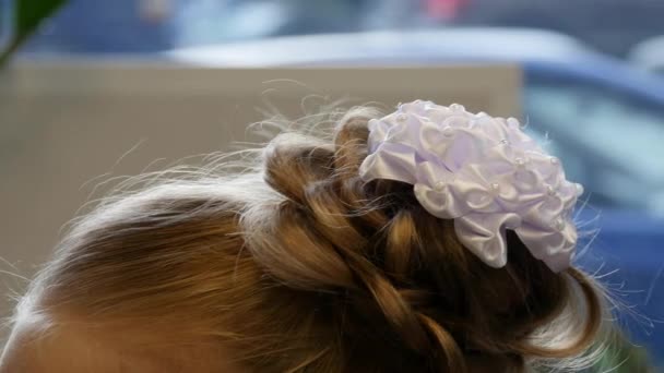 Crear peinado a partir de trenzas para niña en la peluquería. — Vídeo de stock