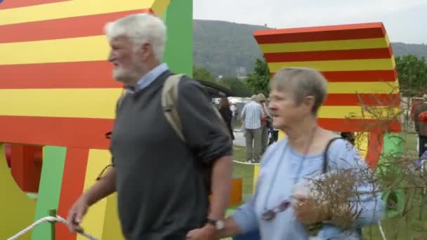 Bahar festivali RHS Malvern Hills 'in tasarım elementlerinin yakınındaki yaşlılar. — Stok video