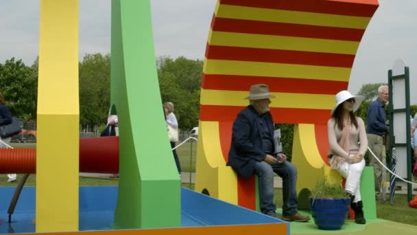Ludzie w elemencie projektowania krajobrazu na wiosennym festiwalu RHS Malvern Hills. — Wideo stockowe