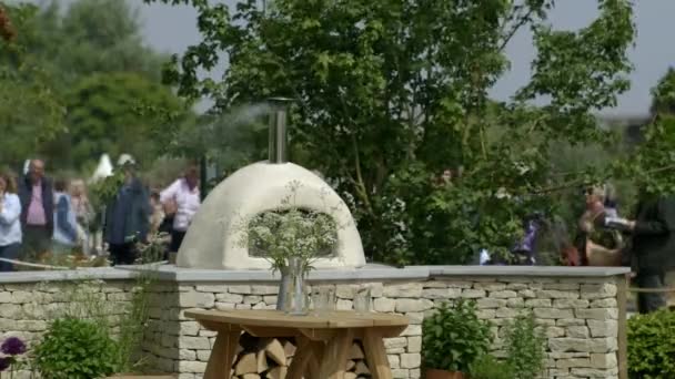 Печь для сжигания древесины как элемент ландшафтного дизайна на весеннем фестивале RHS Malvern Hills. — стоковое видео