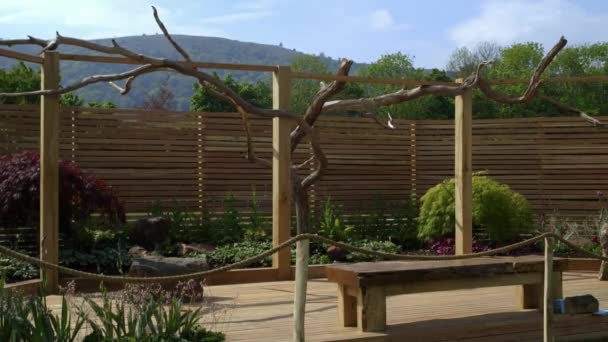 Bahar festivali RHS Malvern Hills 'in peyzaj tasarımı için ahşap çit projeleri.. — Stok video