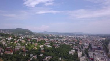 Gün boyunca Budapeşte 'nin siluetinin sabit bir drone görüntüsü.