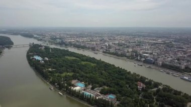 Gün boyunca Budapeşte 'nin siluetinin sabit bir drone görüntüsü.