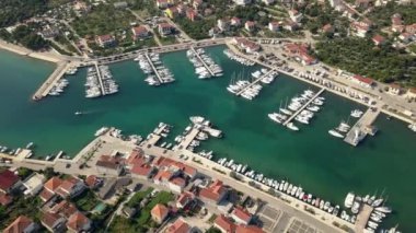 Gündüz vakti bir marina üzerinde İHA atışı.