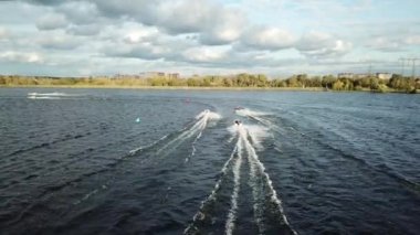 Moskova nehri boyunca bir tekne yarışında dönüş manzarası.