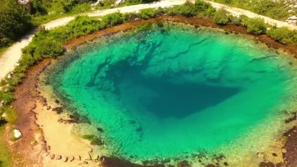 Un colpo in testa di un bellissimo lago turchese in un campo. — Video Stock