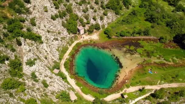 Egy kép egy gyönyörű türkiz tóról a mezőn.. — Stock videók