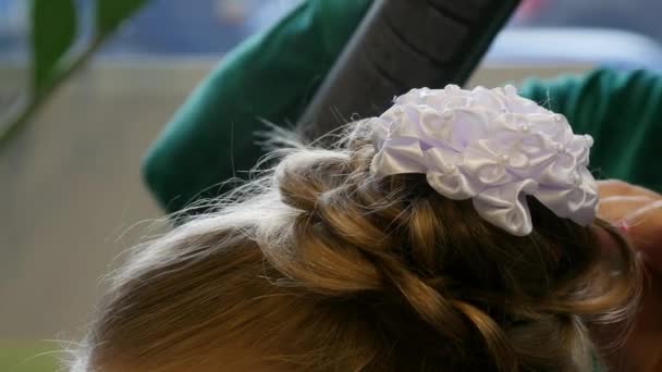 Процес створення зачіски з плетіння коси для молодої дівчини в перукарні . — стокове відео