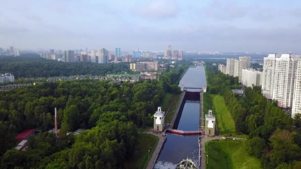Вид с воздуха на Москву через канал. — стоковое видео