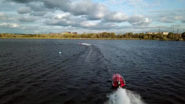 Μια θέα ενός αγώνα βάρκα πηγαίνει κατά μήκος ενός ποταμού της Μόσχας. — Αρχείο Βίντεο