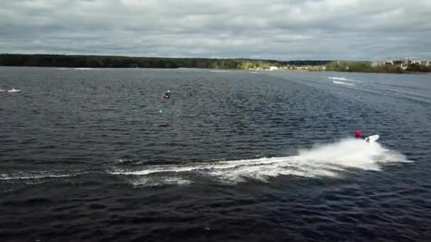 Utsikt över sväng i en båt ras längs en Moskva flod. — Stockvideo