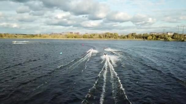 Vue du virage dans une course en bateau le long d'une rivière de Moscou. — Video