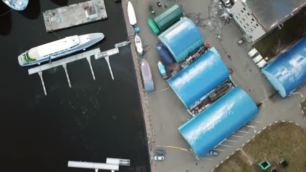 Una toma aérea de un pequeño puerto fluvial de Moscú. — Vídeos de Stock