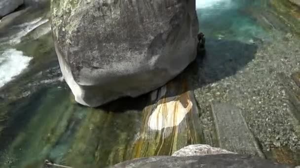 Rio de montanha de água limpa e fantástica de Verzaska, na Suíça. — Vídeo de Stock