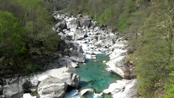 Rio Montanha de Verzaska na Suíça. — Vídeo de Stock