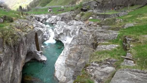 Naturaleza salvaje cerca del río de montaña de Verzaska en Suiza. — Vídeo de stock