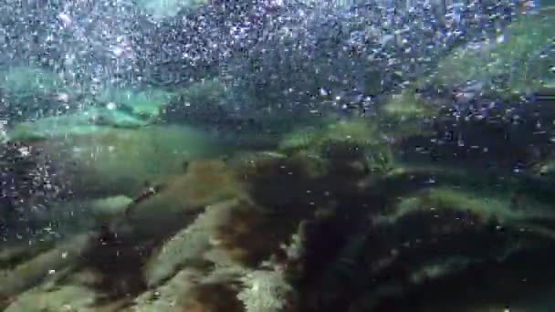 Podvodní pohled na rychle tekoucí vody hory čisté řeky Verzaska ve Švýcarsku. — Stock video