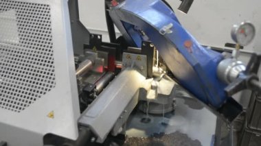 Paslanmaz çelik borular fabrikada dönen metalin ürünüdür..