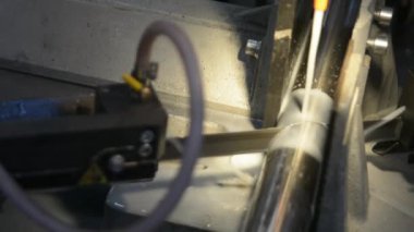 Paslanmaz çelik borular fabrikada dönen metalin ürünüdür..