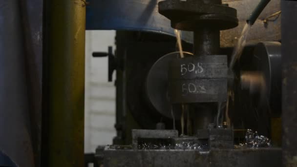 Rury ze stali nierdzewnej są produktem gotowym walcowania metalu w fabryce. — Wideo stockowe