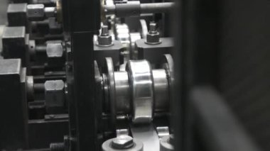 Paslanmaz çelik borular fabrikada dönen metalin ürünüdür..