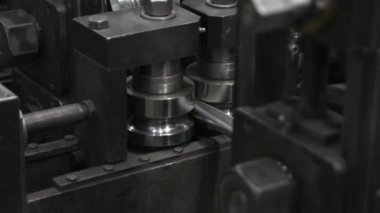 Paslanmaz çelik borular fabrikada dönen metalin ürünüdür..