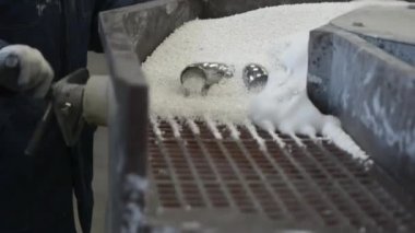 Paslanmaz çelik boruların üretiminde el işi..