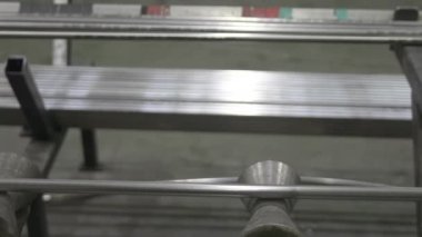 Paslanmaz çelik borular fabrikada dönen metalin ürünüdür..