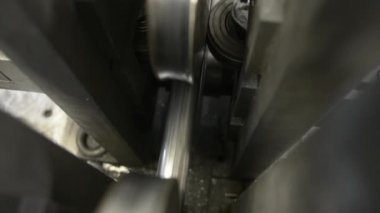 Paslanmaz çelik borular fabrikada dönen metalin ürünüdür..