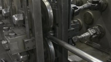 Paslanmaz çelik borular fabrikada dönen metalin ürünüdür..