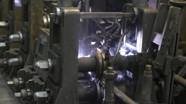 Paslanmaz çelik borular fabrikada dönen metalin ürünüdür..