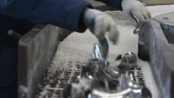 Las manos de los trabajadores hacen tubos de acero inoxidable. — Vídeos de Stock