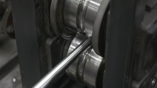 Las tuberías de acero inoxidable son producto final del laminado de metal en fábrica. — Vídeo de stock
