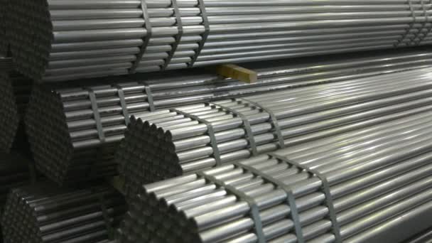 Rohre aus rostfreiem Stahl in einem Werkslager — Stockvideo