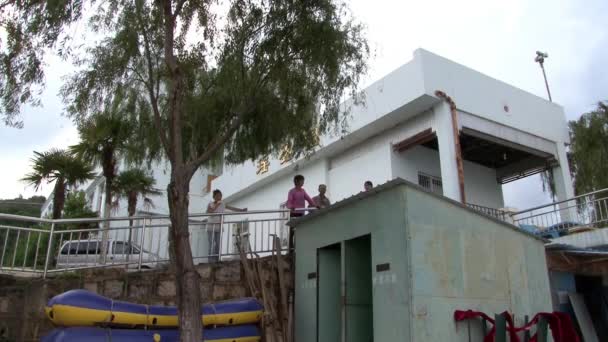 Los buceadores se preparan para bucear en el lago Fuxian. — Vídeo de stock