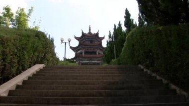 Yunnan ilindeki Fuxian Gölü 'ndeki Çin Budist Manastırı..