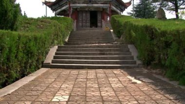 Yunnan ilindeki Fuxian Gölü 'ndeki Çin Budist Manastırı..
