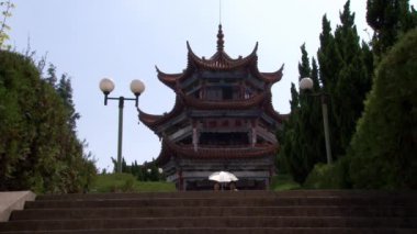Yunnan ilindeki Fuxian Gölü 'ndeki Çin Budist Manastırı..