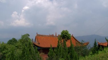 Çin 'in Yunnan Eyaleti' ndeki Fuxian Gölü sahilindeki Panorama..
