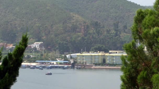 Čínské lodě v Fuxian Lake v provincii Yunnan Čína. — Stock video