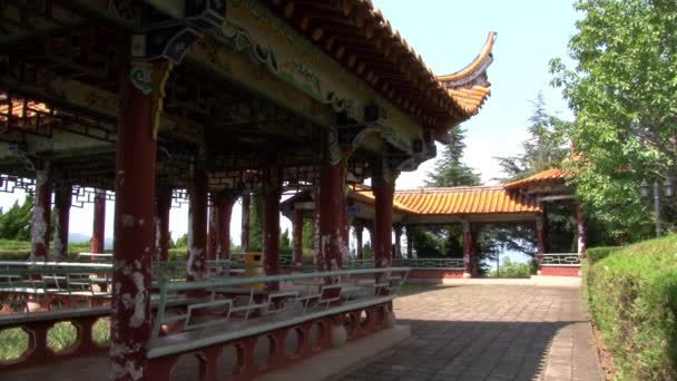 Kinesiska buddistiska kloster vid Fuxian Lake i Yunnan provinsen Kina. — Stockvideo