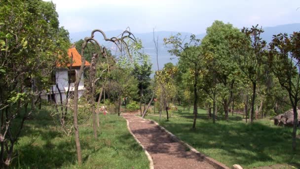 Monasterio budista chino en el lago Fuxian en la provincia de Yunnan China. — Vídeos de Stock