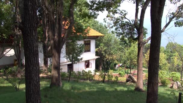 윈난 성에 있는 푸시 안 호수에 있는 중국 불교 사원. — 비디오